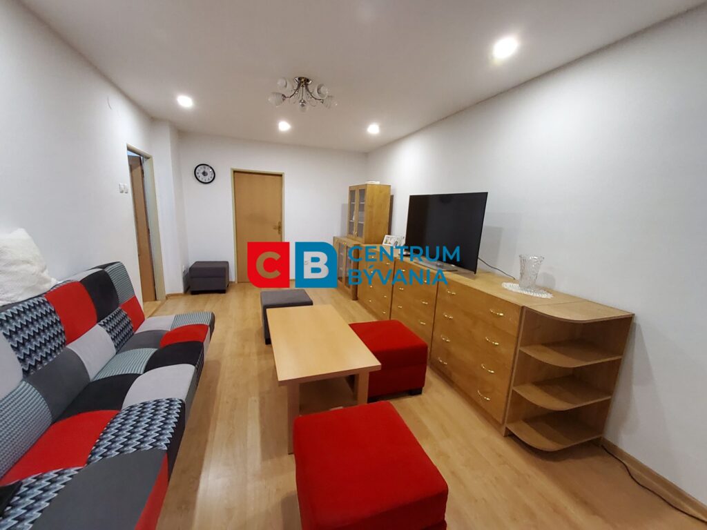 Priestranný 3-izbový byt s balkónom, 3 pivnicami a súkromným dvorom – Klúčové (mestská časť Nemšová)